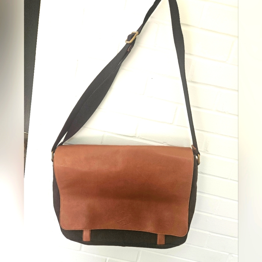 FOSSIL Unisex Aiden Messenger Bag in Sage Canvas Tan Leather Crossbody. 17x14x4